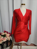 Vestido rojo de manga larga con escote en pico