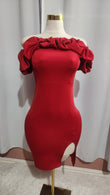 Vestido midi con hombros descubiertos y volantes rojo