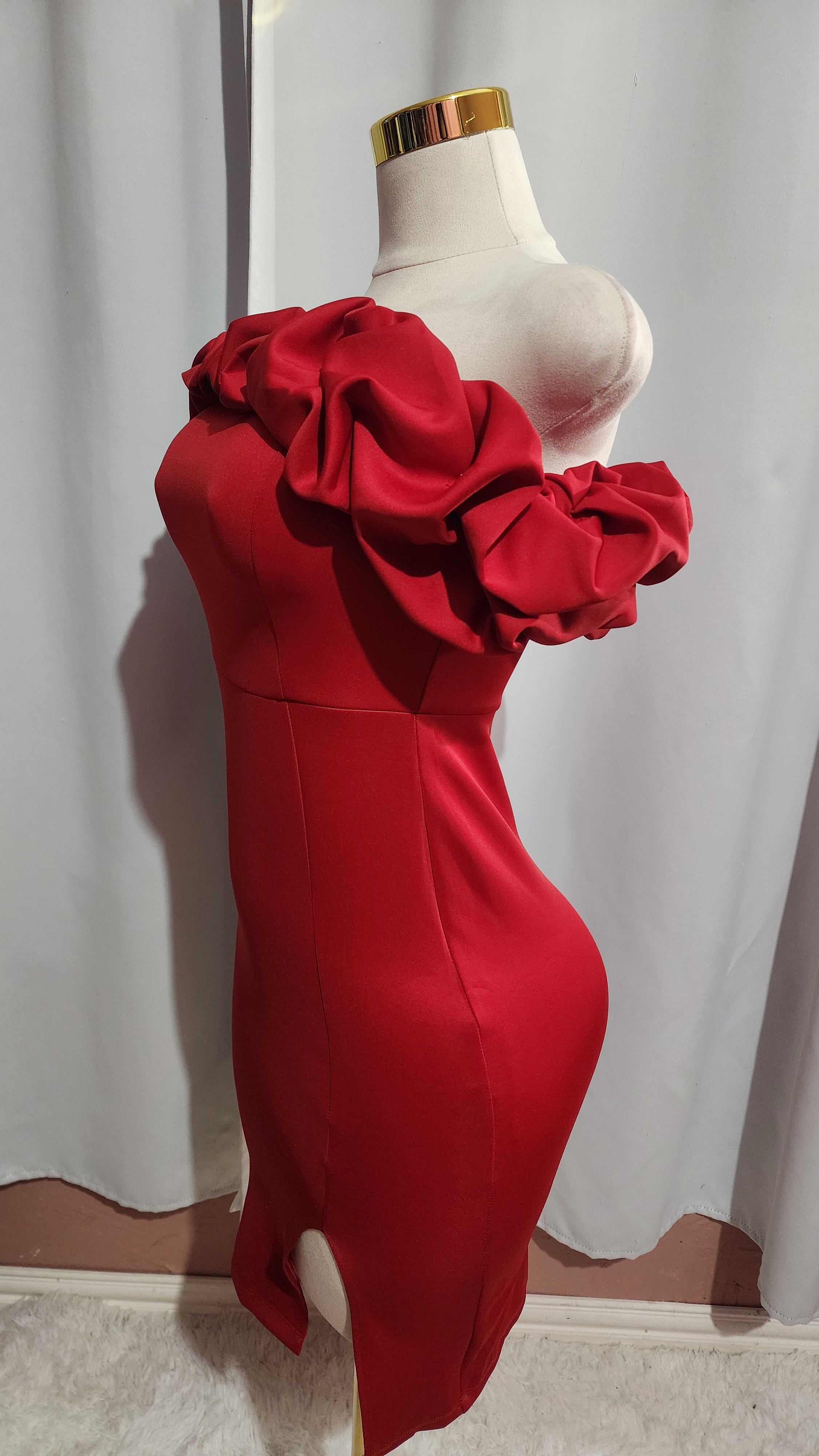 Vestido midi con hombros descubiertos y volantes rojo