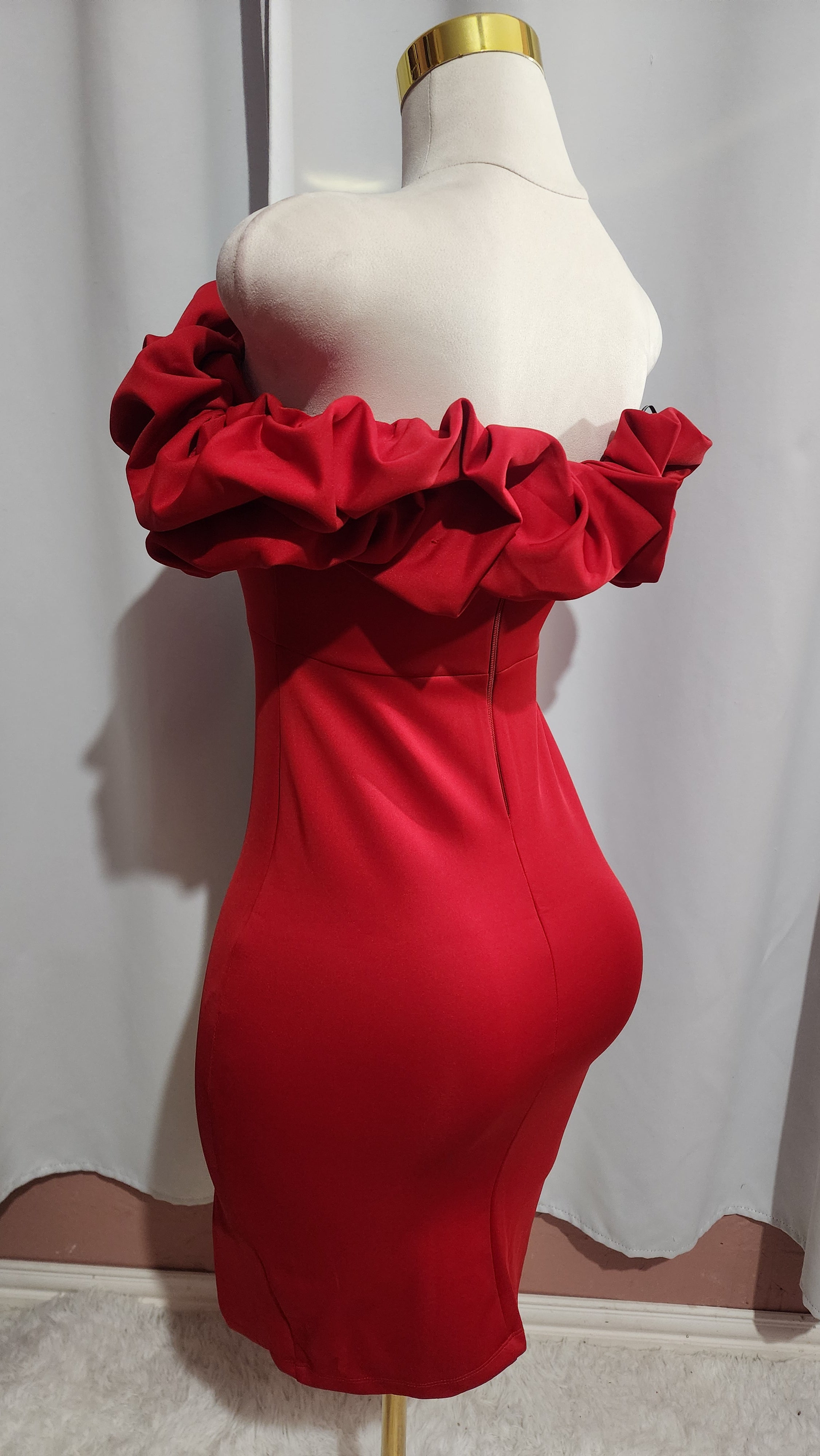 Vestido midi con hombros descubiertos y volantes rojo